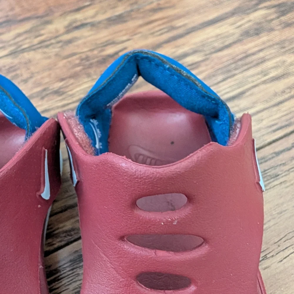 💥3/$24 Nike Sunray Red And Blue Sandal‎